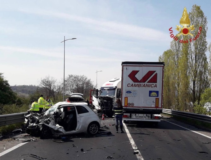 Tremendo schianto contro un Tir, muore una 74enne