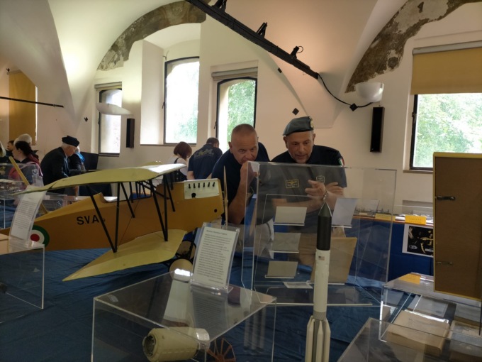Il sogno di Icaro ammalia la città: una mostra di cimeli per il centenario dell’Aeronautica Militare