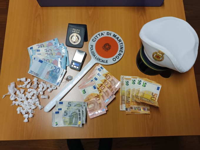 Blitz della Polizia locale, sequestrati  22 grammi di droga: pusher in manette