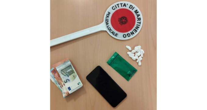 Nascondeva droga nelle cuciture di un sottopantalone, denunciato dalla Locale