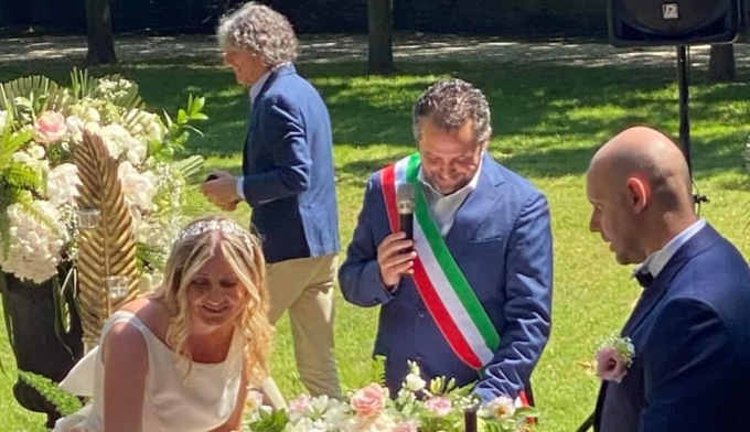 Due sindaci e una capanna:  Drago e Nicoli si sono sposati alla  Rocca di Cologno