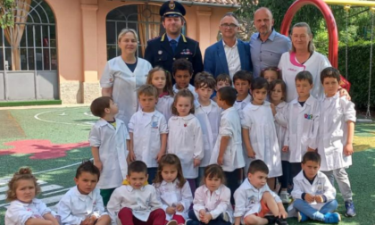 L'educazione stradale si impara da piccoli: la Polizia locale in visita alla materna "Piazzoni"