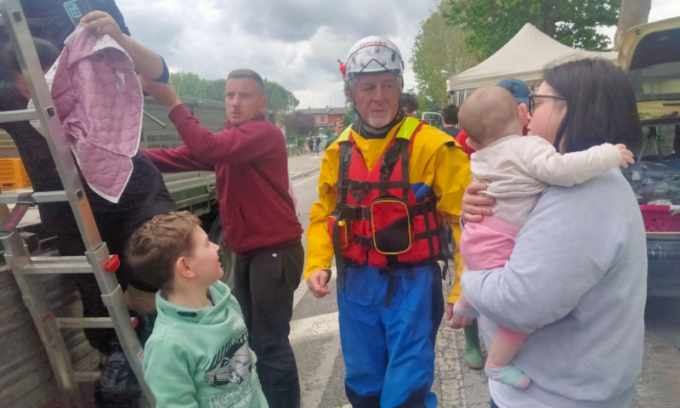 Volontari in Romagna tra fango e solidarietà: “Uno scenario apocalittico”