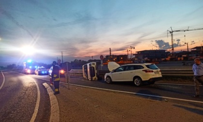 Quindicenne alla guida inseguito dalla Polizia locale provoca un ribaltamento