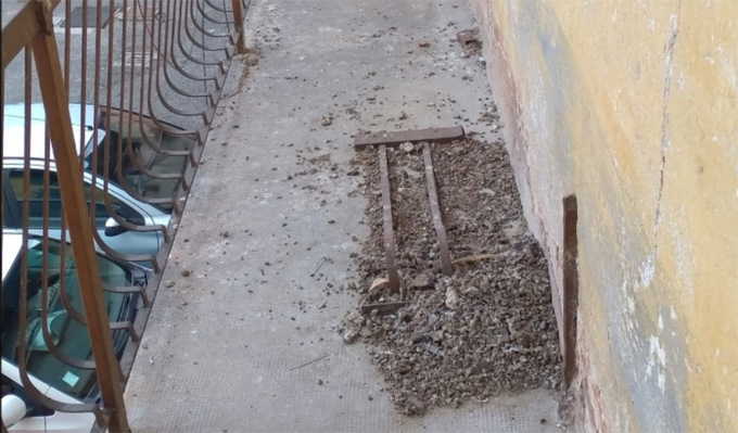 Una corte da incubo igienico in via Vallazza