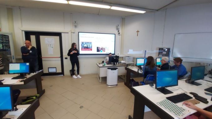 A Treviglio studenti in cattedra per spiegare ai “nonni” il mondo di smartphone e pc