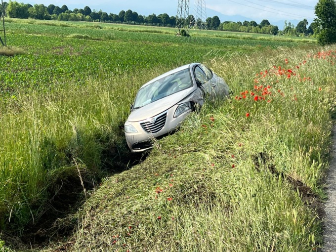 Due auto fuori strada in via Pontirolo a Treviglio