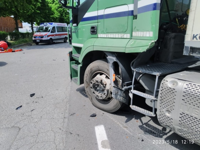 Schianto tra camion e scooter, ferito un 39enne