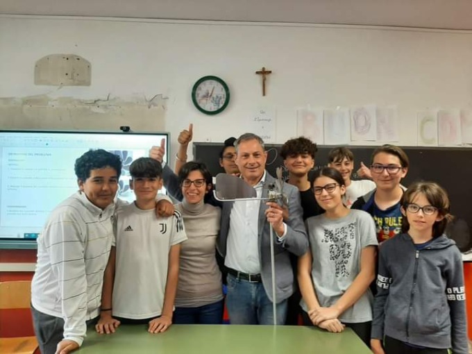 Un aerogeneratore eolico costruito dagli studenti per illuminare la scuola