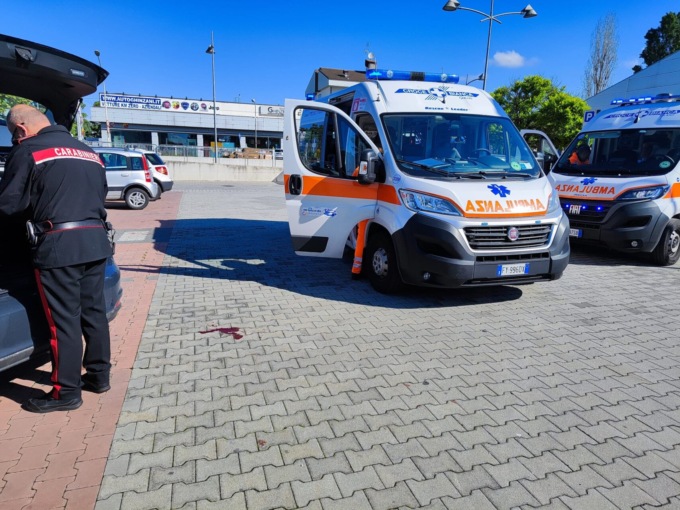 Attimi di follia nel parcheggio del supermercato: aggredisce la moglie e un passante con una spranga
