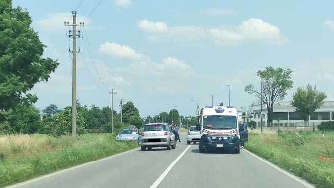 Tamponamento in via Vailate, un’auto finisce nel fosso