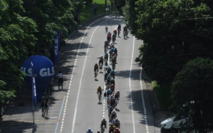 Accende un fumogeno al passaggio del Giro d’Italia, Daspo per un 34enne