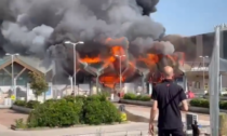 Incendio al Centro commerciale "Le Vele", primo piano avvolto dalle fiamme