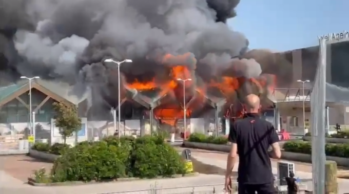 Incendio al Centro commerciale “Le Vele”, primo piano avvolto dalle fiamme