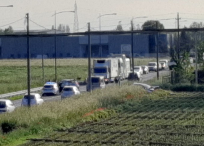 Auto finisce nel fosso, lunghe code in via Brignano