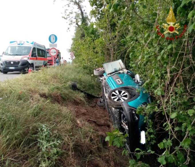 Auto ribaltata fuori strada dopo lo schianto, tre feriti, c’è anche una bimba di 8 anni