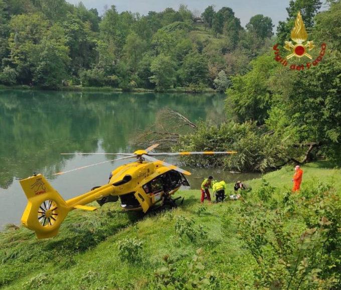 Scivola sul sentiero e precipita verso il fiume, 55enne soccorso in eliambulanza