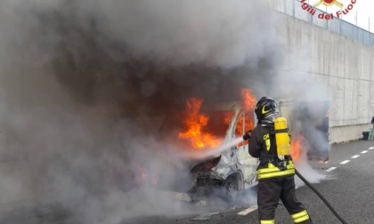 Furgone in fiamme sull'autostrada Brebemi