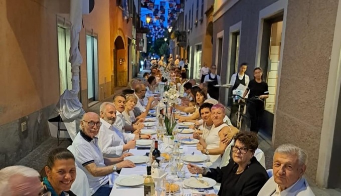 «Cenarbeneficando», in 240 sotto le stelle in via Sangalli