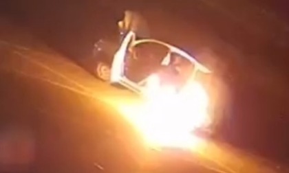 La spinge in un parcheggio a Caravaggio e dà fuoco all'auto con due taniche di benzina