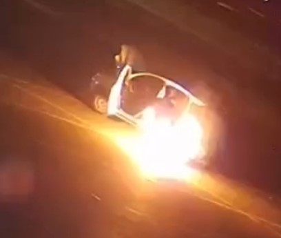La spinge in un parcheggio a Caravaggio e dà fuoco all’auto con due taniche di benzina