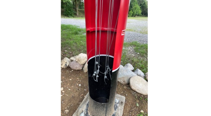 Tagliano i cavi d’acciaio del totem e rubano gli attrezzi a disposizione dei ciclisti