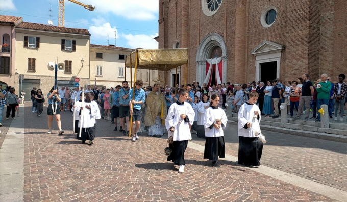 “Sono un servo inutile” e la comunità dei fedeli si stringe a don Claudio Bressani