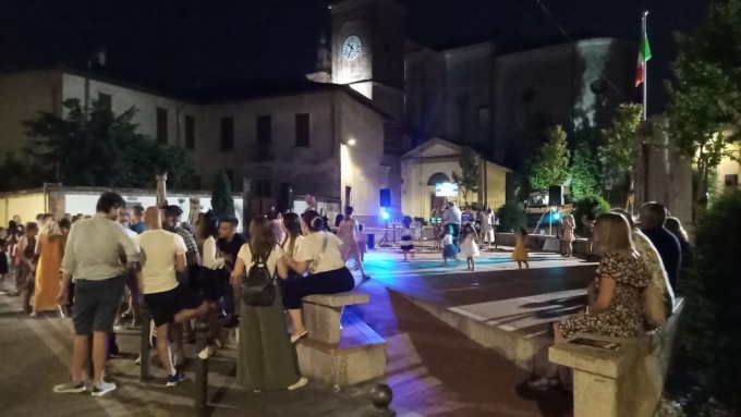 Mercatini in centro e la sera si cena sotto le stelle