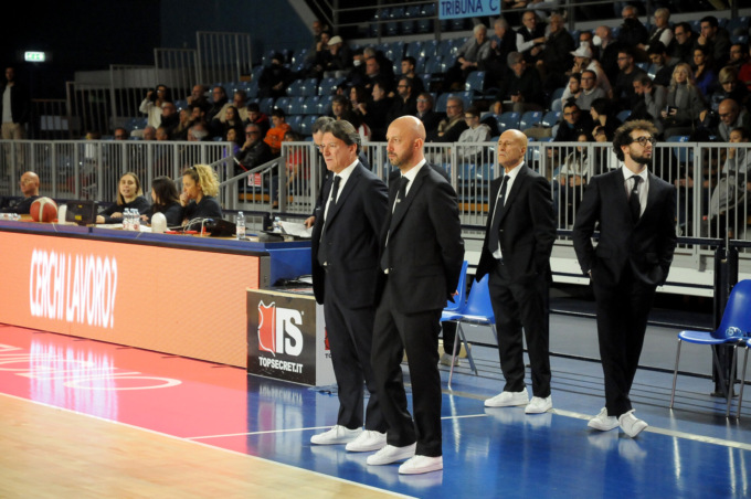 La Blu Basket Treviglio e coach Lorenzo Pansa ai saluti