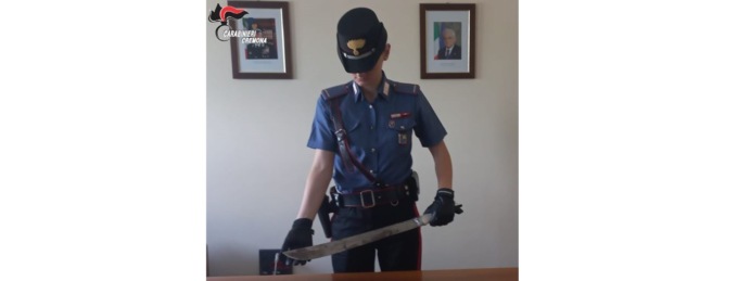 Gira di notte con un machete, denunciato dai carabinieri