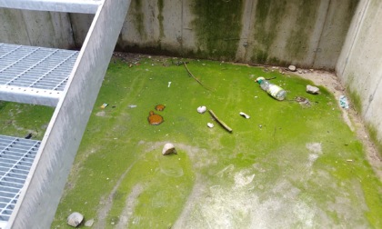 Rifiuti, escrementi e assorbenti usati: i parcheggi sotterranei in città sono ridotti a vere e proprie latrine