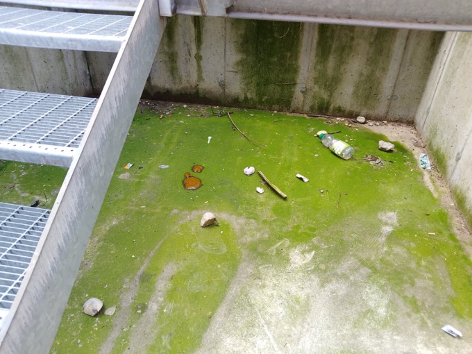 Rifiuti, escrementi e assorbenti usati: i parcheggi sotterranei in città sono ridotti a vere e proprie latrine