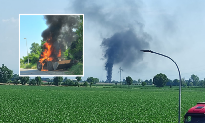 Carrello elevatore in fiamme tra Antegnate e Covo