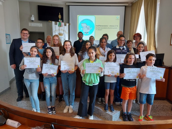 “A scuola come a casa”: ecco i loghi scelti per la raccolta differenziata