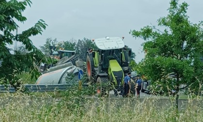 Trattore con rimorchio si ribalta sulla rotonda