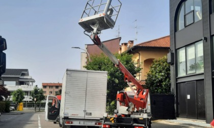 Sbalzato dal cestello finisce contro una recinzione, grave infortunio per un 55enne di Verdellino