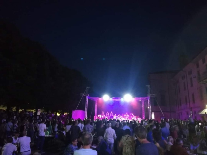 Folla nelle piazze, la “Festa della musica” inaugura l’estate romanese