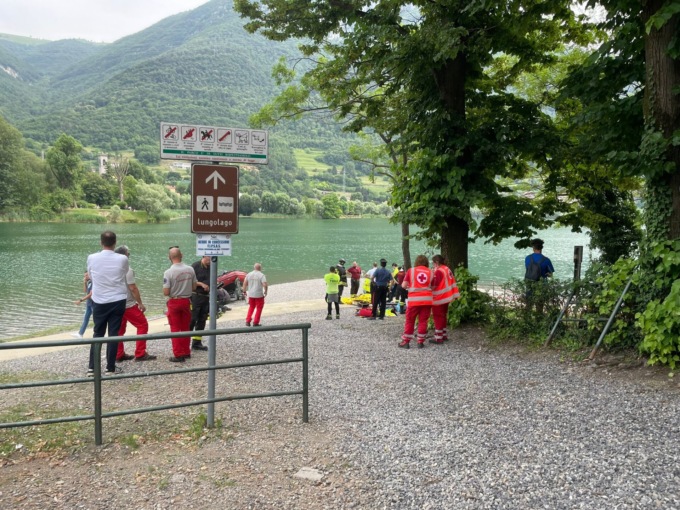 Si tuffa nel lago e muore a 17 anni