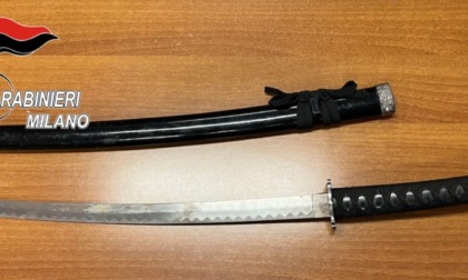 Minaccia il responsabile della sicurezza di un supermercato con una katana