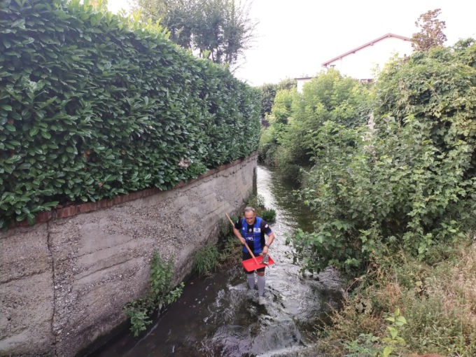 Soccorre un micio nella roggia, ennesimo salvataggio del sindaco amico degli animali