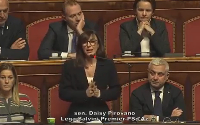 Satira contro la senatrice Daisy Pirovano: “Disgustoso”