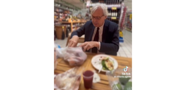 Vittorio Sgarbi arriva in città di notte e va a cena al… Carrefour