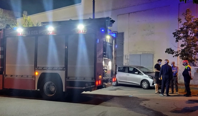 Fiamme nell’ex linificio: a fuoco alcune latte contenenti vernici o solventi, si sospetta il dolo