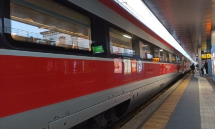 Ladri in azione sul Frecciarossa: di notte salivano e saccheggiavano la carrozza bar, tre denunce