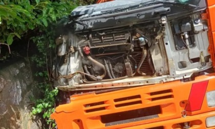 Perde il controllo del Tir, si schianta e muore