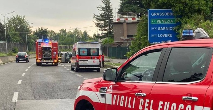 Si ribalta sulla Circonvallazione, 24enne in ospedale