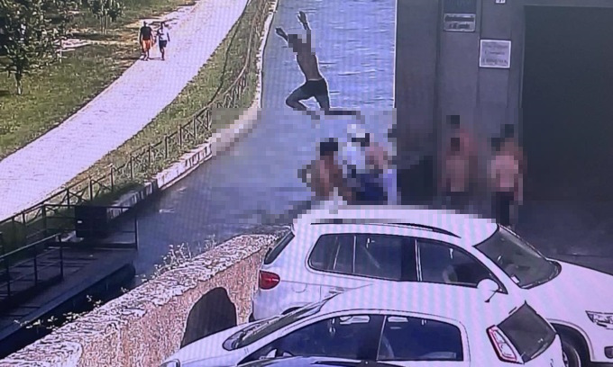Tuffi nel naviglio dal muro del Santuario: scattano le multe