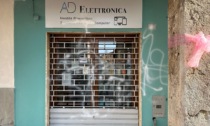 Writers? No vandali pasticcioni: ancora danni a un negozio del paese