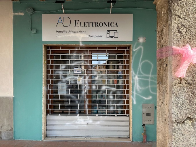 Writers? No vandali pasticcioni: ancora danni a un negozio del paese
