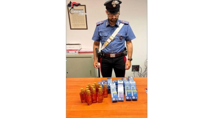 Fanno incetta di prodotti di bellezza e cercano di uscire senza pagare, arrestati
